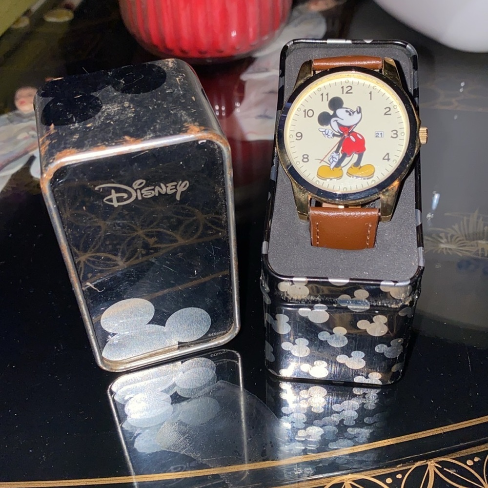 Disney Mickey Mouse Adult Vintage Articulating Hands Analog Quartz Watch - Picture 2 of 4